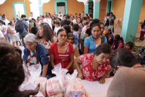 Entregan despensas y cobijas a los afectados.