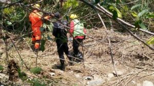 Elementos de la Policía Estatal y el Ministerio Público realizaron el levantamiento del cuerpo.