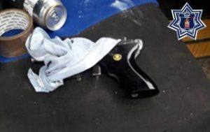 Tiene las leyendas (de lado izquierdo) R17171 y (en el cañón de la pistola) C7FCMO51OVAKIA.