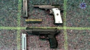 Juan Antonio BB; Juan Antonio BB y Juan Carlos BB, tenían en su poder dos armas calibre 22 y 16 cartuchos útiles.