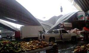 Caída del techo en las bodegas de frutas de la Central de Abastos.