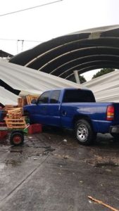Caída del techo en las bodegas de frutas de la Central de Abastos.
