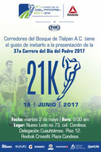 Lleva la bandera de la palabra “familia" en alto