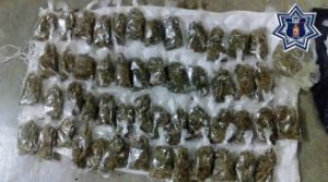 Localizan caja de cartón con seis tabiques de hierba seca, con un peso total de cinco kilogramos con 100 gramos.