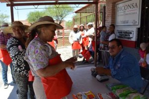Suministra alimentos a comunidades indígenas