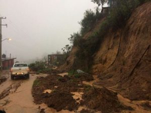 Atienden y supervisan red carretera estatal con el fin de restablecer el acceso a las comunidades por las vías.
