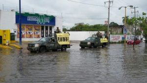 Apoyan en el traslado de dos mil litros de agua potable y más de una tonelada de alimentos vía terrestre.