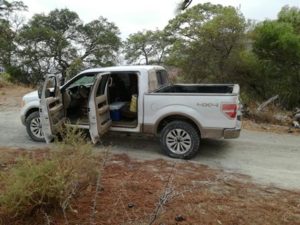 Dos personas abandonaron la camioneta y huyeron entre la maleza.