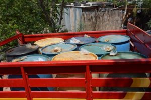 Los dos vehículos estaban cargados con tambos de combustible.