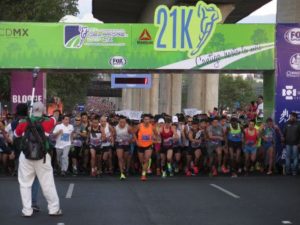 Desde las 06:00 horas los atletas comenzaron a tomar el asfalto del Anillo Periférico Sur y a organizarse en bloques según los tiempos de registro.