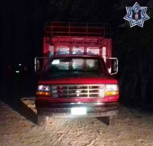 Vehículo de redilas, tipo ganadero, color rojo,  con placas de circulación RW80112 de Oaxaca.