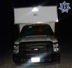 Camioneta marca Ford, tipo F-350, blanca y placas XU47255 de Veracruz.