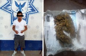 Portaba en la bolsa de su short un envoltorio de papel periódico con marihuana.