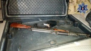 Los policías aseguran vehículos y armas de fuego.