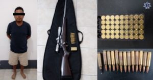 Portaba un rifle 22-250 y un estuche con 45 cartuchos calibre 22 y 13 cartuchos calibre 22-250.