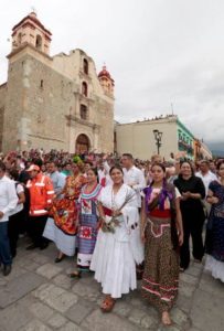 El sonido de la chirimía y cohetones anunciaron el paso del convite por las principales calles del Centro Histórico.