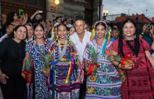 Murat Hinojosa e Ivette Morán convivieron con los integrantes de las delegaciones en la tradicional “Comida de la Hermandad”.