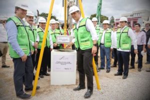 Colocan la primera piedra