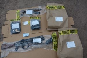 A dichos sujetos les fueron asegurados 140 contenedores de hidrocarburo.