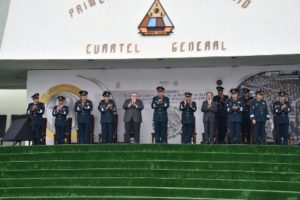 En el anverso el Escudo Nacional con la leyenda “Estados Unidos Mexicanos” y en el reverso el brazalete del quincuagésimo aniversario de su aplicación.