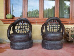 Sugieren reutilizar neumáticos para evitar almacenamiento de agua en ellos.