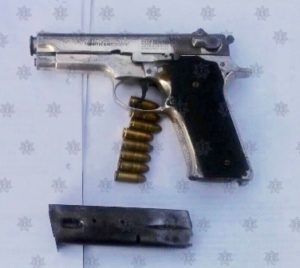 Pistola tipo escuadra calibre nueve mm, abastecida con ocho cartuchos útiles.
