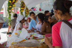 Participan más de 60 tejateras y tamaleras de San Andrés Huayapam.