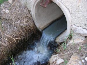 Por la ausencia de saneamiento