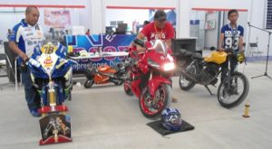 Premian a quienes exhibieron sus motocicletas.