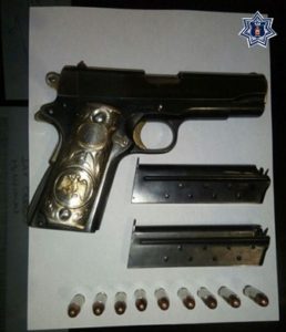 Dos armas largas y dos cortas