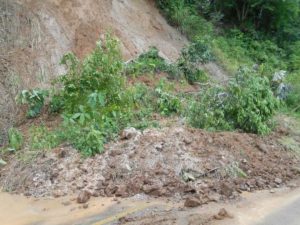 Reportan desgajamiento de cerros en algunos tramos carreteros.