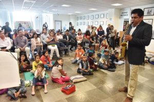 “Despacito”, un tema que ha cobrado fama mundial en el ámbito popular, fue propicio para abrir este pequeño recital.