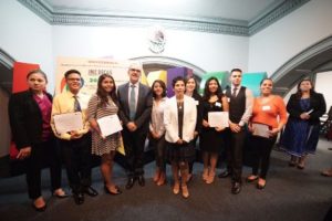 El subsecretario entregó reconocimientos a becarios destacados.