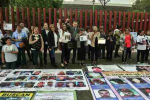 Se entrevista con familiares de personas desaparecidas que se manifestaron a las puertas del Palacio Legislativo de San Lázaro.