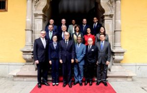 El objetivo es explorar formas de contribuir a la restauración de la democracia.