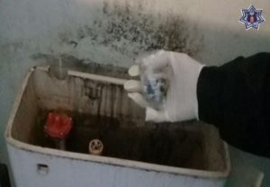 Al interior del depósito de agua de un inodoro hallaron 30 envoltorios.