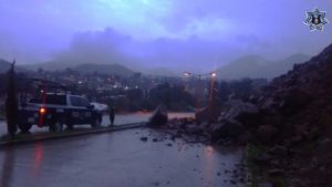 Reportan deslaves en algunos tramos carreteros.