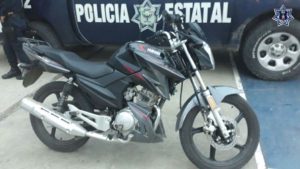 Los dos sujetos viajaban en una motocicleta.