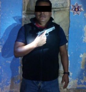 Juventino SL portaba una pistola tipo escuadra, calibre 38 súper, Marca Colts PT, con cargador metálico abastecido de cinco cartuchos.
