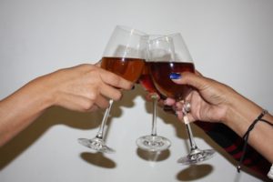 Evitar consumo de bebidas embriagantes