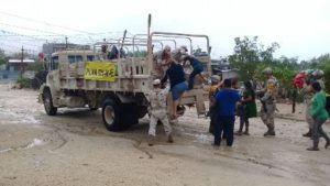 En Arcelia, Guerrero militares llevaron a cabo el retiro de tierra, piedras y ramas.