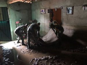 Serios daños materiales a causa del desbordamiento del río.