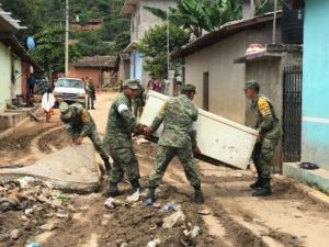 Para atender esta emergencia arribó el personal castrense a las áreas afectadas.