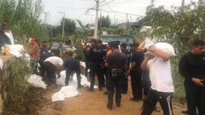 Colocan costales de arena para evitar inundaciones en las partes bajas.