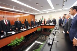 Senadores y funcionarios de la SHCP guardan minuto de silencio por las víctimas del terremoto.