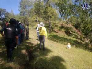 Policías mantienen dispositivo de seguridad para evitar que las familias pongan en riesgo su integridad física.