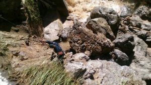 Un vehículo de la empresa Bimbo fue arrastrada por la corriente.