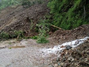 Reportan deslaves totales y parciales en diversas carreteras de la entidad.