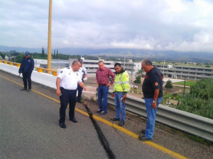 El puente elevado sobre la Carretera Federal 190, a la altura del crucero de Tlalixtac de Cabrera no presenta daños estructurales.