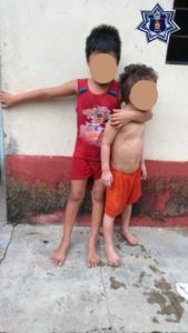Estaban encerrados los dos niños de siete y tres años de edad.